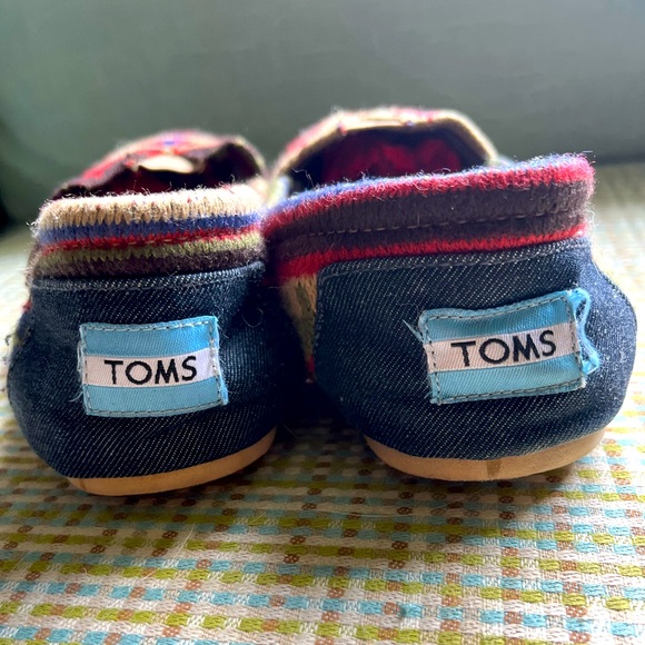 TOMS Aztec print flats. - Picture 3 of 4